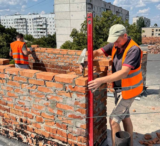 Новини Харкова: на Киргизькій відновлюють пошкоджений будинок